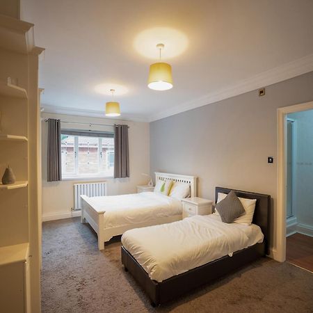 Oyo Oakcroft Guest House Manchester Airport Ringway エクステリア 写真