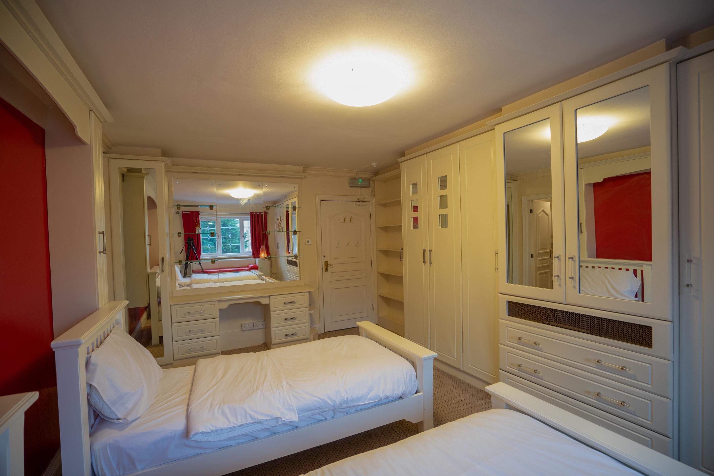Oyo Oakcroft Guest House Manchester Airport Ringway エクステリア 写真