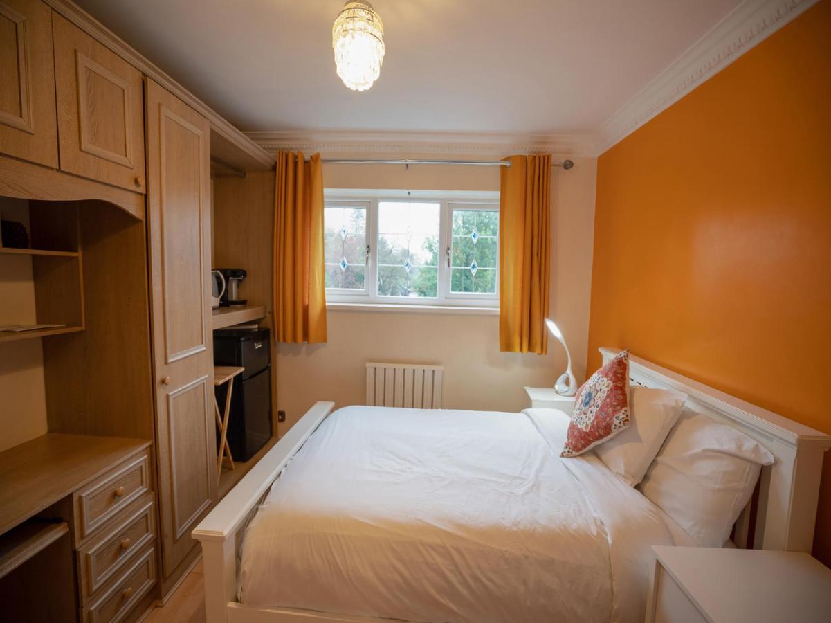 Oyo Oakcroft Guest House Manchester Airport Ringway エクステリア 写真