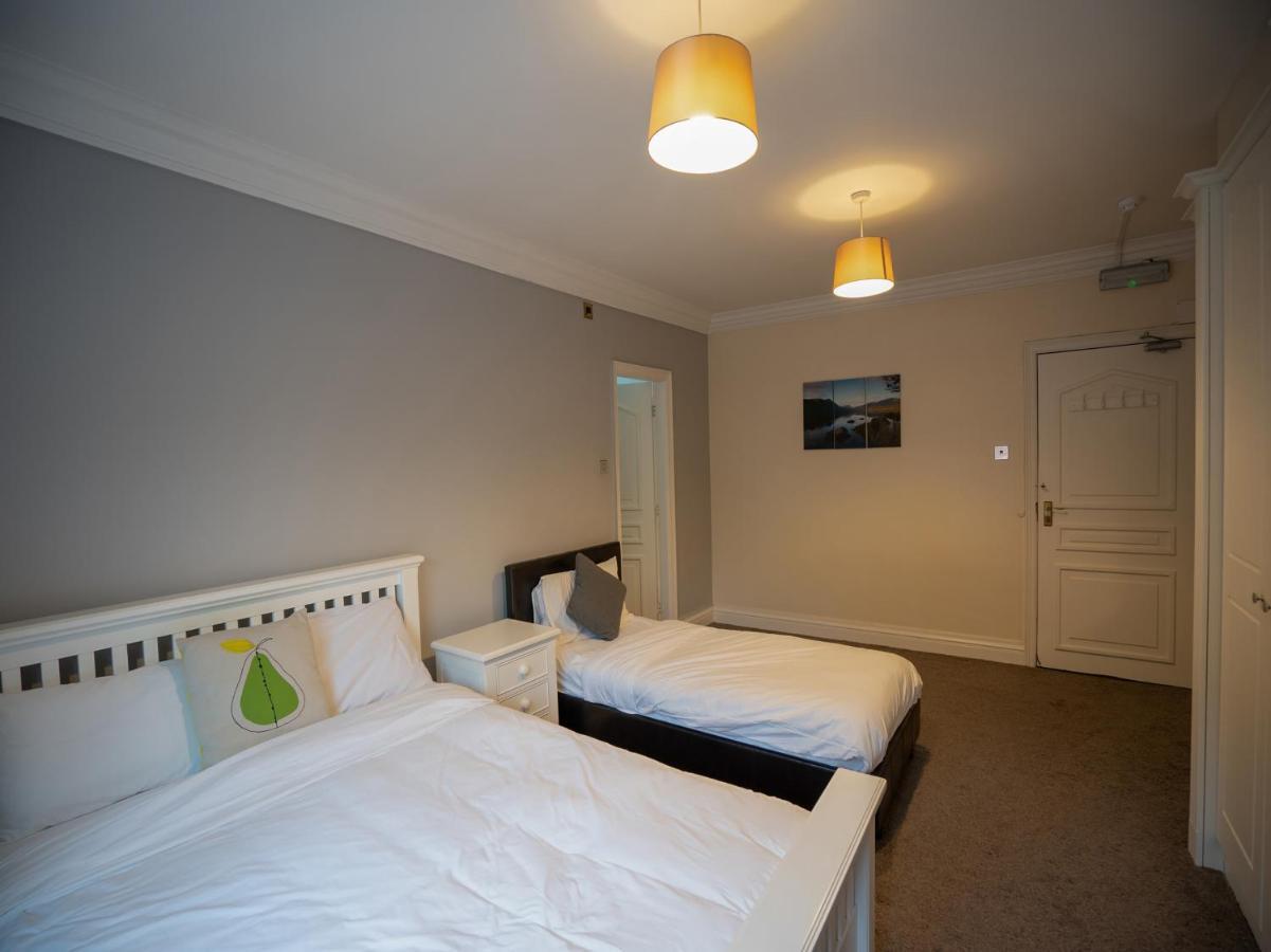 Oyo Oakcroft Guest House Manchester Airport Ringway エクステリア 写真