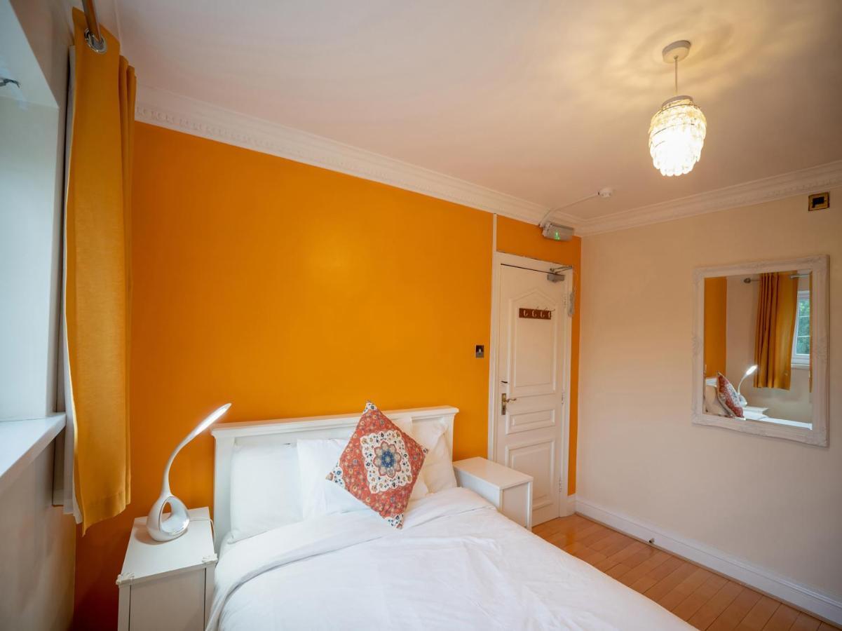 Oyo Oakcroft Guest House Manchester Airport Ringway エクステリア 写真