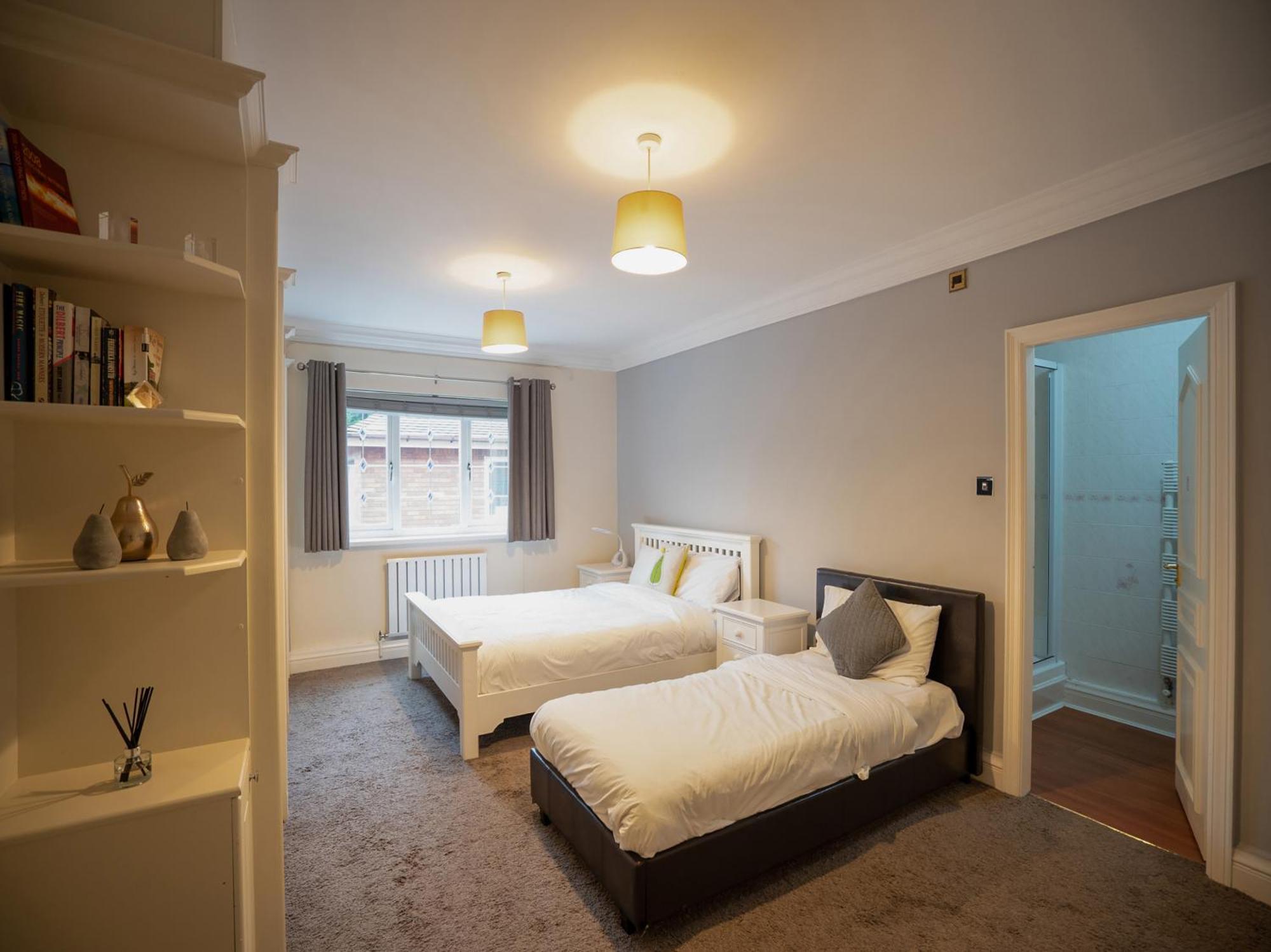 Oyo Oakcroft Guest House Manchester Airport Ringway エクステリア 写真