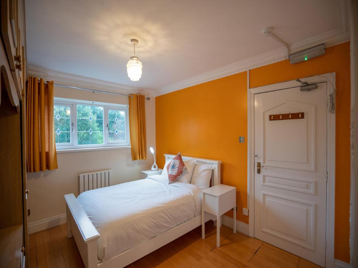 Oyo Oakcroft Guest House Manchester Airport Ringway エクステリア 写真