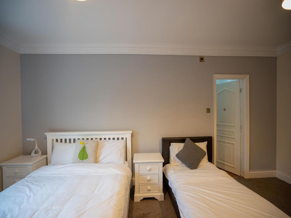 Oyo Oakcroft Guest House Manchester Airport Ringway エクステリア 写真