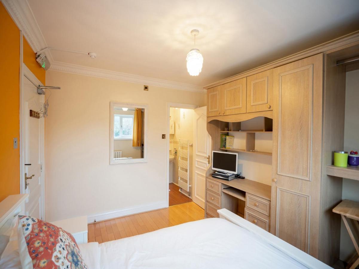 Oyo Oakcroft Guest House Manchester Airport Ringway エクステリア 写真